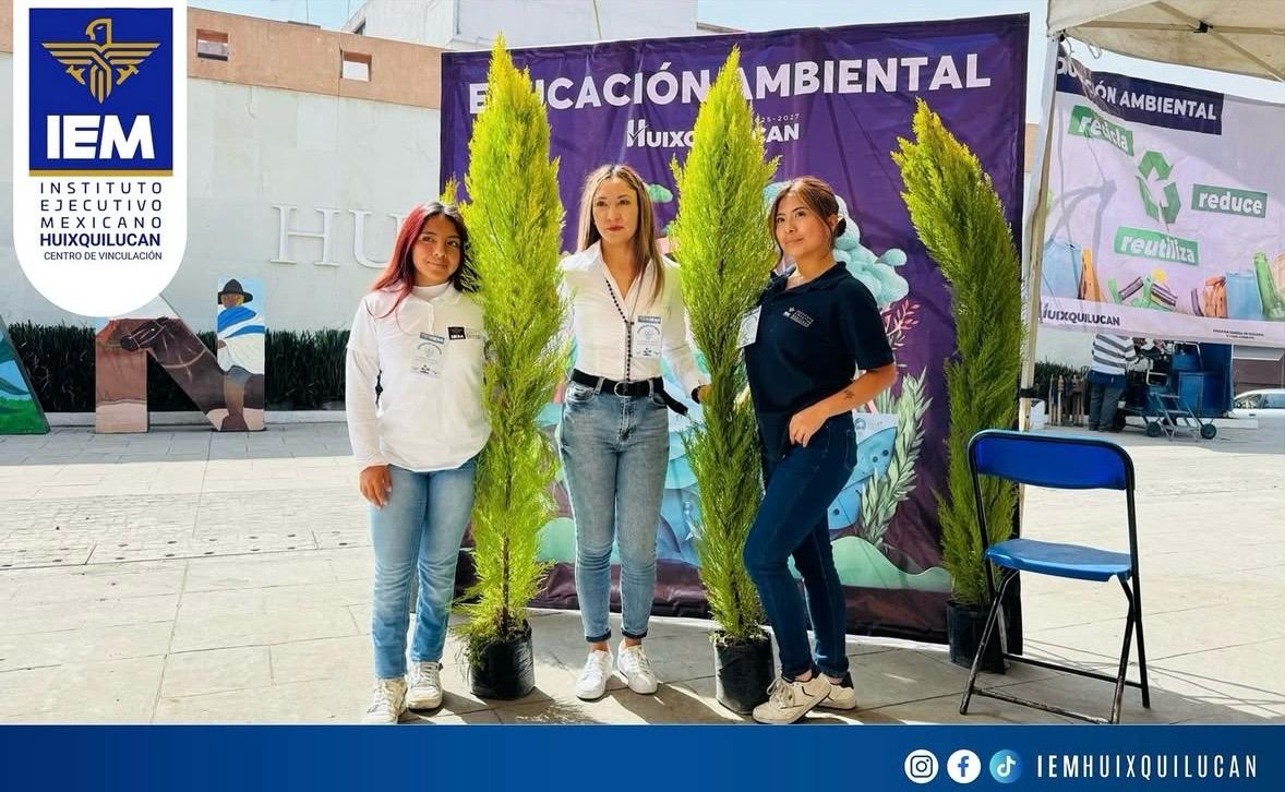 Integrantes del IEM en el módulo de Educación Ambiental de Huixquilucan, junto a árboles para reforestación