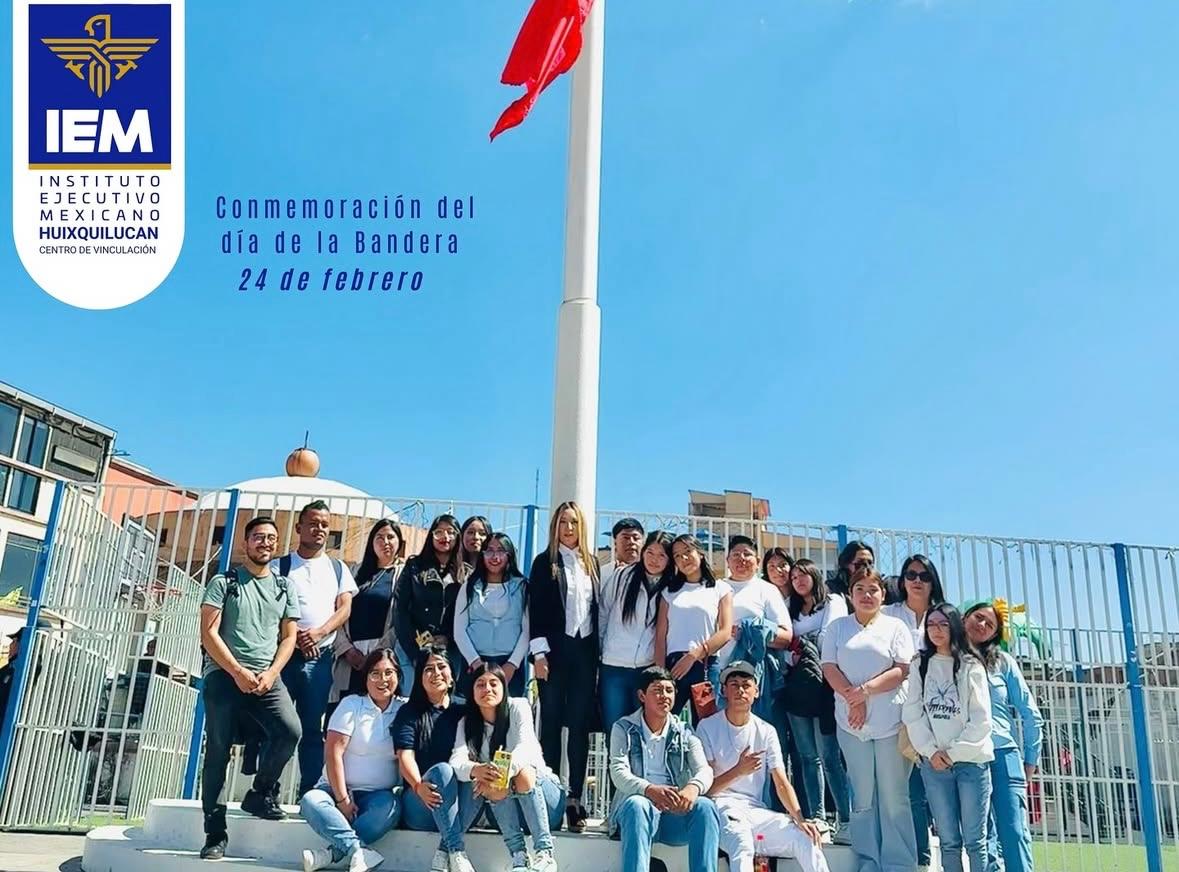 Estudiantes del IEM Huixquilucan reunidos frente al asta bandera durante la conmemoración del Día de la Bandera