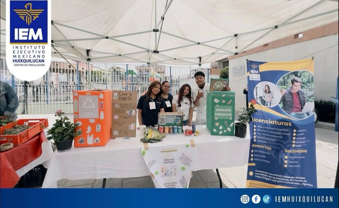 Estudiantes del IEM atendiendo su módulo de separación de residuos en una feria ambiental